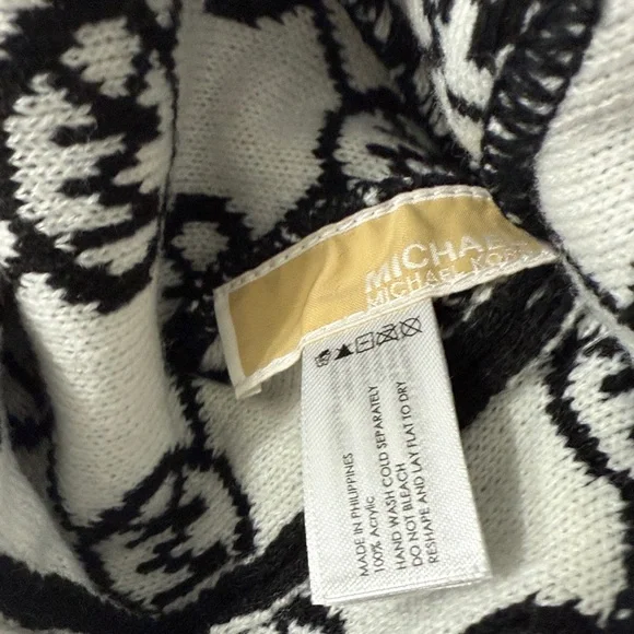 Michael Kors Monogram Black and White Beanie…ladies 
Authentic ..nwt - Picture 4 of 4